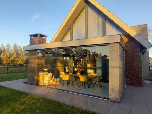 Veranda met strak plafond, glazen schuifdeuren, één dichte zijwand en Steellook schuifdeur 39 Keldonk